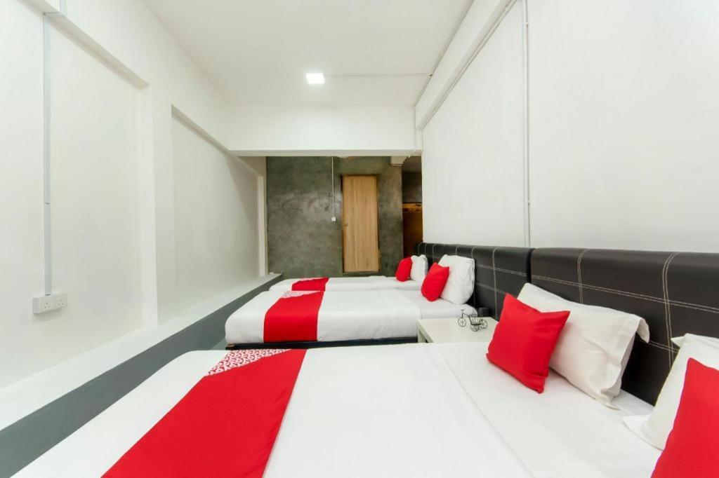 Oyo 43993 Madsuite Kota Kinabalu Extérieur photo