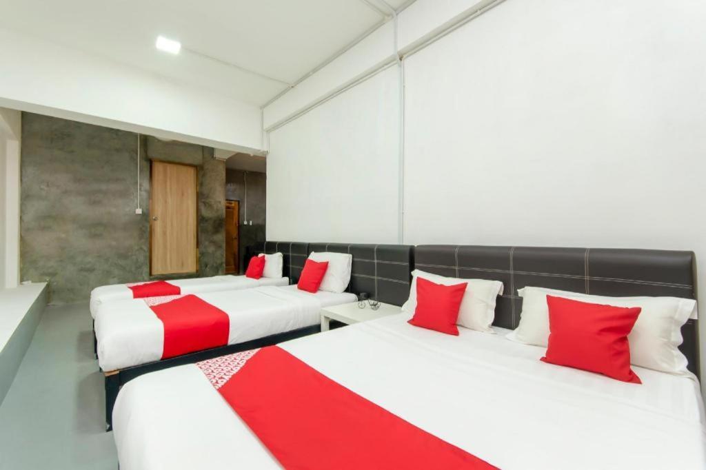 Oyo 43993 Madsuite Kota Kinabalu Extérieur photo